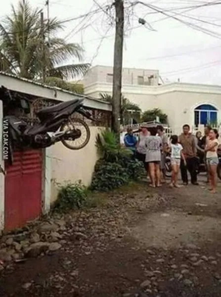 11 Potret Kendaraan Nyangkut di Tempat yang Nggak Semestinya. Kenapa Bisa Sampai Kayak Gitu, ya? 18