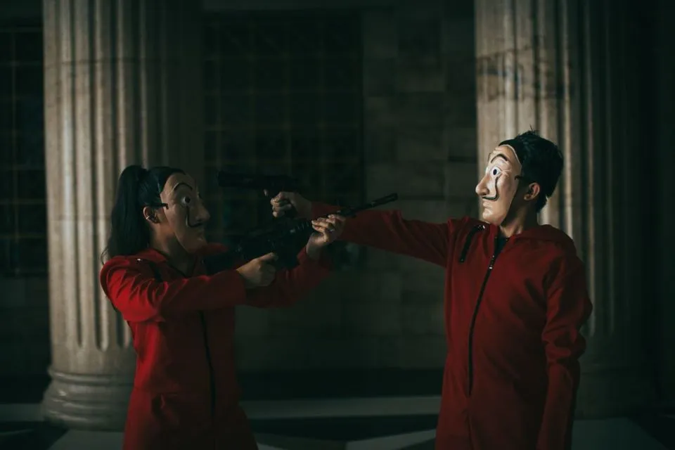 14 Potret Pre-wedding Unik dengan Tema Serial 'Money Heist'. Keren Total, Mirip Adegan Aslinya! 21