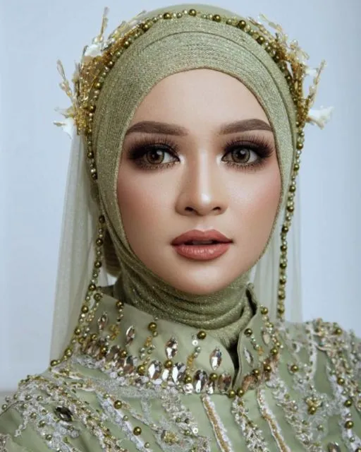 12 Ide Headpiece Cantik untuk Hijab Pernikahan. Dari yang Ekstra sampai yang Elegan! 15
