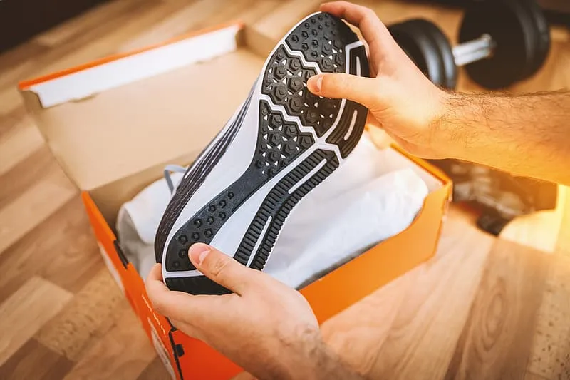 7 Tips Merawat Sepatu Kulit Agar Tak Cepat Mengelupas. Awet Tahunan Berkat Gumpalan Kertas 8