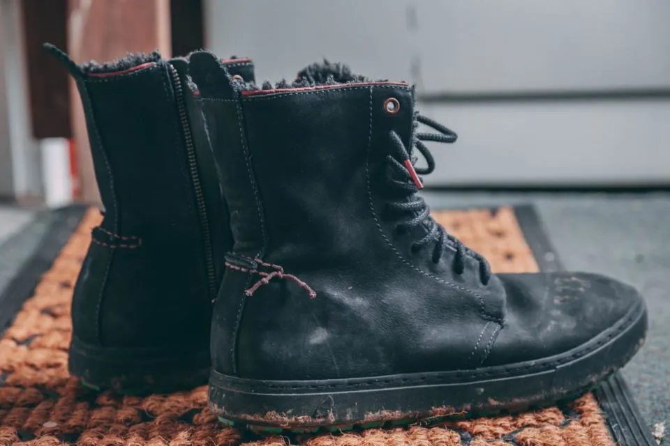 7 Tips Merawat Sepatu Kulit Agar Tak Cepat Mengelupas. Awet Tahunan Berkat Gumpalan Kertas 14