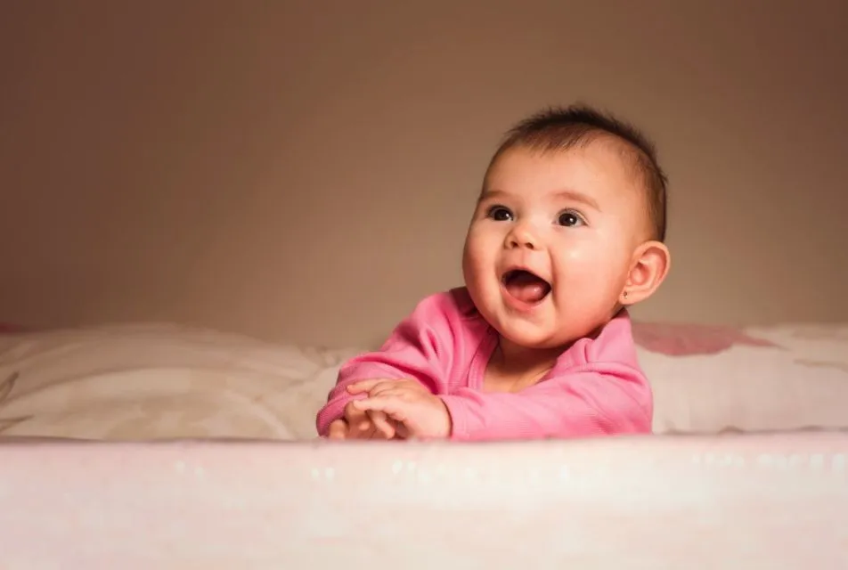 8 Makna Mimik Wajah Bayi yang Sering Sulit Diartikan. Antara Bosan atau Marah, Tipis Aja Bedanya 10