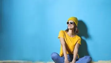 Paling Diminati Cewek Kekinian, Simak 8 Padu Padan Celana Jeans yang Nyentrik Berikut Ini!