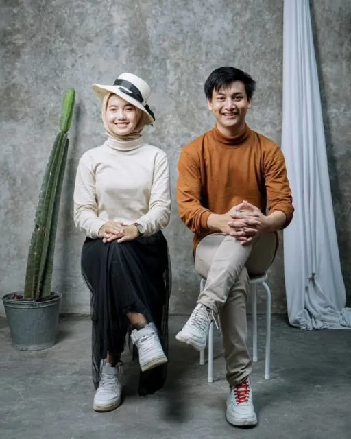 12 Ide Foto Pre-wedding Berlatar Concrete Wall ala Industrial. Kece! 18