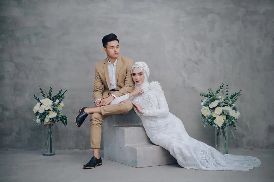 12 Ide Foto Pre-wedding Berlatar Concrete Wall ala Industrial. Kece! 17