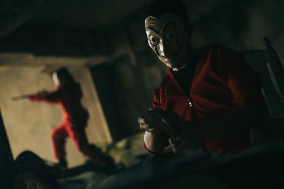 14 Potret Pre-wedding Unik dengan Tema Serial 'Money Heist'. Keren Total, Mirip Adegan Aslinya! 24