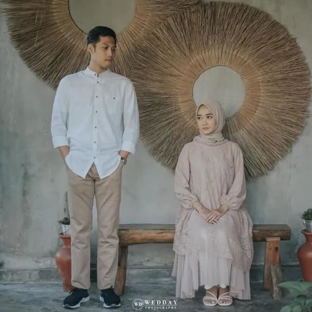 12 Ide Foto Pre-wedding Berlatar Concrete Wall ala Industrial. Kece! 14