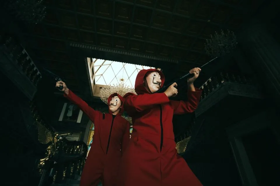 14 Potret Pre-wedding Unik dengan Tema Serial 'Money Heist'. Keren Total, Mirip Adegan Aslinya! 29