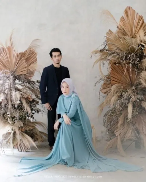 12 Ide Foto Pre-wedding Berlatar Concrete Wall ala Industrial. Kece! 13