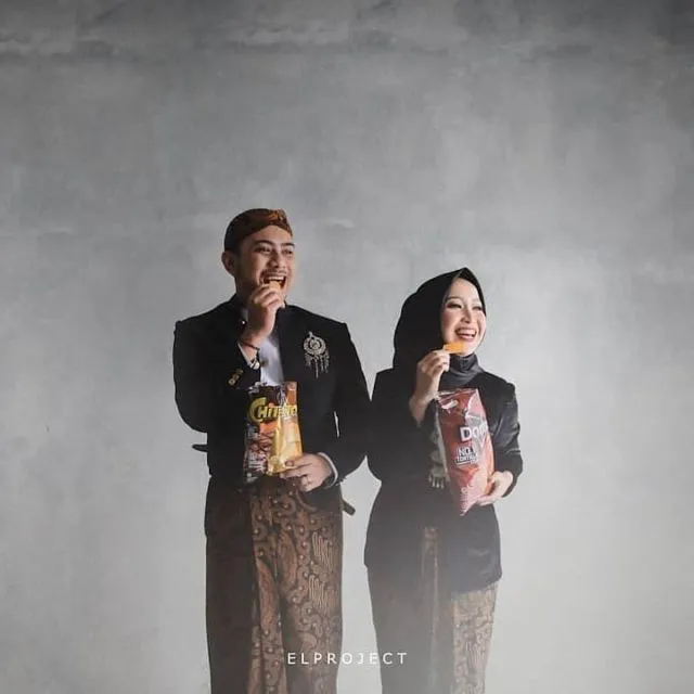 12 Ide Foto Pre-wedding Berlatar Concrete Wall ala Industrial. Kece! 15