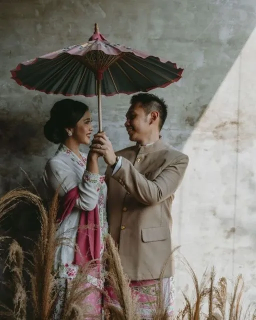 12 Ide Foto Pre-wedding Berlatar Concrete Wall ala Industrial. Kece! 12