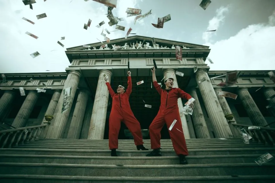 14 Potret Pre-wedding Unik dengan Tema Serial 'Money Heist'. Keren Total, Mirip Adegan Aslinya! 18
