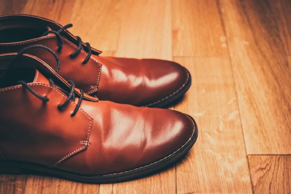 7 Tips Merawat Sepatu Kulit Agar Tak Cepat Mengelupas. Awet Tahunan Berkat Gumpalan Kertas 13