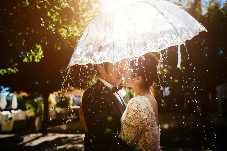 7 Ide Pose Pre-wedding di Bawah Derai Hujan. Duh, Romantisnya Sungguh Nggak Ketulungan~ 9