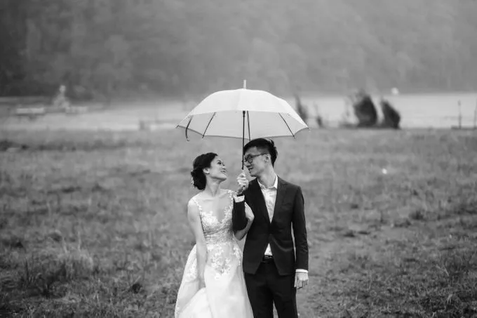 7 Ide Pose Pre-wedding di Bawah Derai Hujan. Duh, Romantisnya Sungguh Nggak Ketulungan~ 11