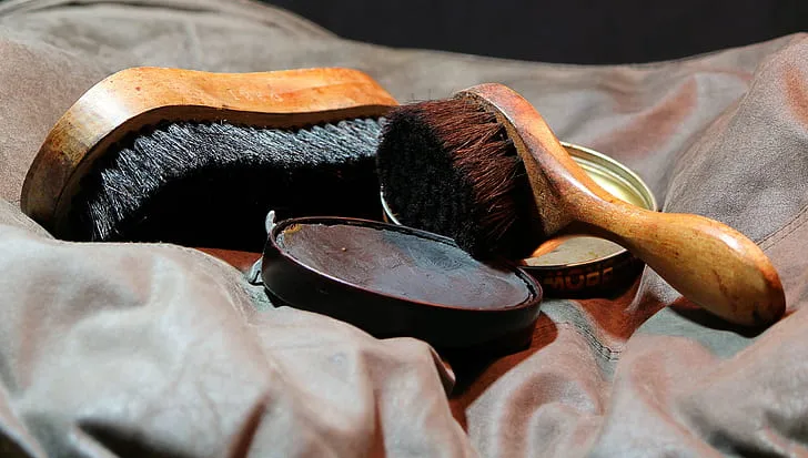 7 Tips Merawat Sepatu Kulit Agar Tak Cepat Mengelupas. Awet Tahunan Berkat Gumpalan Kertas 12