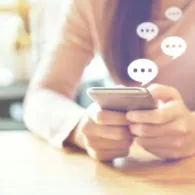 4 Alasan Nggak Perlu Pakai Bahasa Baku Saat Nge-chat Teman. Udah Kayak sama Dosen Aja~