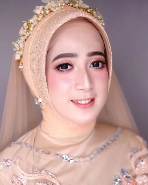 12 Ide Headpiece Cantik untuk Hijab Pernikahan. Dari yang Ekstra sampai yang Elegan! 24
