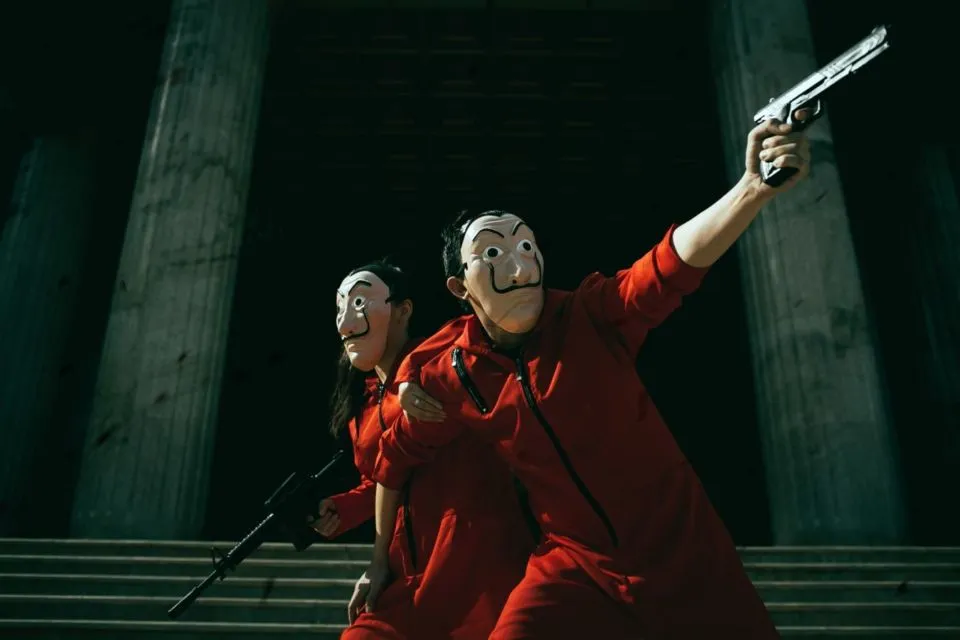 14 Potret Pre-wedding Unik dengan Tema Serial 'Money Heist'. Keren Total, Mirip Adegan Aslinya! 20