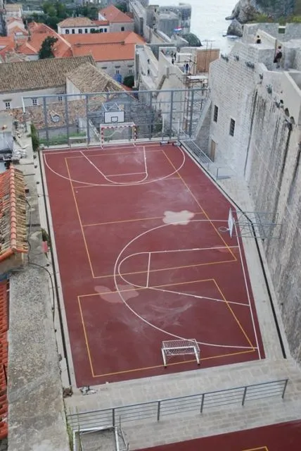 11 Desain Lapangan Basket yang Kelewat Absurd. Orang Mau Main ke Sini Pasti Mikir-Mikir Dulu 16