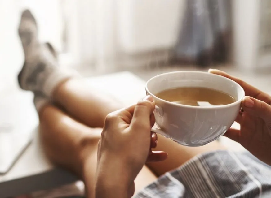 8 Manfaat Minum Teh Tawar yang Sehat 11