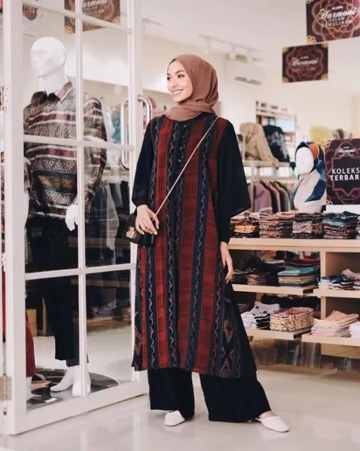 9 Kombinasi Sempurna Celana Kulot dan Atasan Batik; Santun, Berkelas dan Cantik! 15