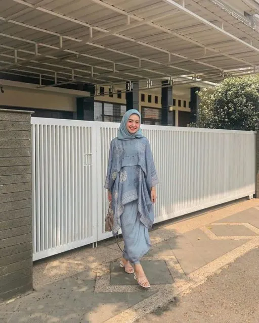 Ingin Tampil Lebih Elegan? Coba Deh Pakai 9 Setelan Batik yang Langka nan Cantik Ini! 10