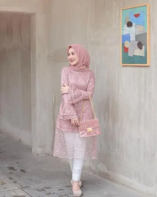 8 Potret Kebaya dan Celana Putih Buat Kondangan. Elegan dan Bisa Bikin Langsing! 9