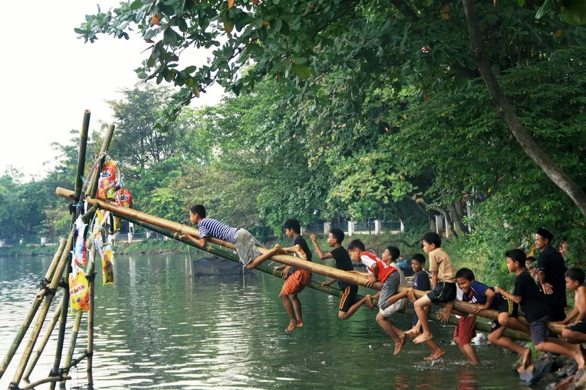 5 Alasan Lomba Panjat Pinang Mesti Dievaluasi. Nggak Semua Orang Sanggup Ikut, Bro! 10