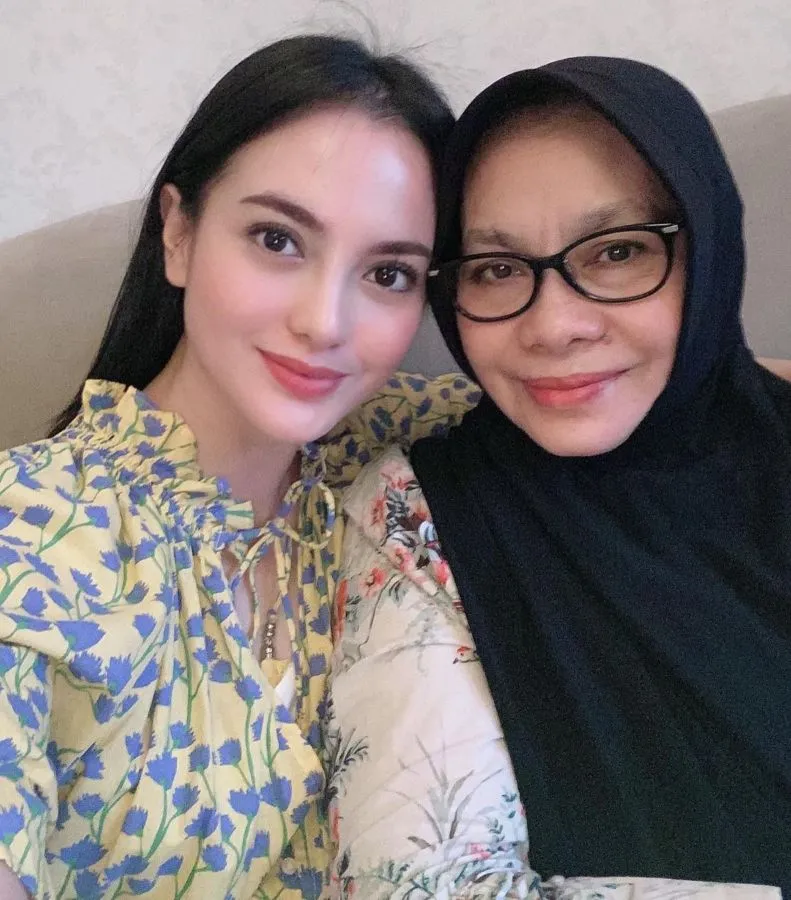 Ibunda Ririn Ekawati Meninggal, Ibnu Jamil Jadi Imam Sholat Jenazah dan Ikut Turun ke Liang Lahat 3