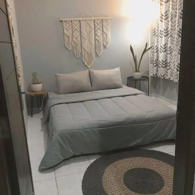 7 Dekorasi Dinding Kamar Tidur yang Nggak Perlu Bikin Baru. Seringnya Pakai DIY Susah Ditiru 12