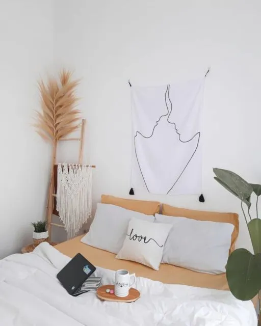 7 Dekorasi Dinding Kamar Tidur yang Nggak Perlu Bikin Baru. Seringnya Pakai DIY Susah Ditiru 11