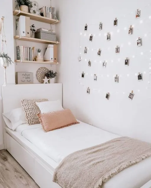 7 Dekorasi Dinding Kamar Tidur yang Nggak Perlu Bikin Baru. Seringnya Pakai DIY Susah Ditiru 14