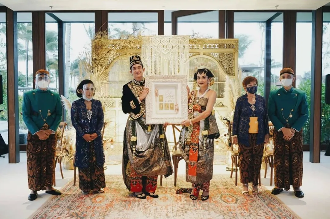 Akhirnya Pamer Cincin Nikah, ini Sederet Fakta Pernikahan Adipati Dolken dan Canti Tachril 4