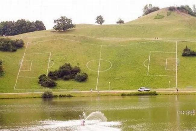 11 Lapangan Bola Aneh yang Ada di Dunia. Messi dan Ronaldo Main di Sini Belum Tentu Jago! 20