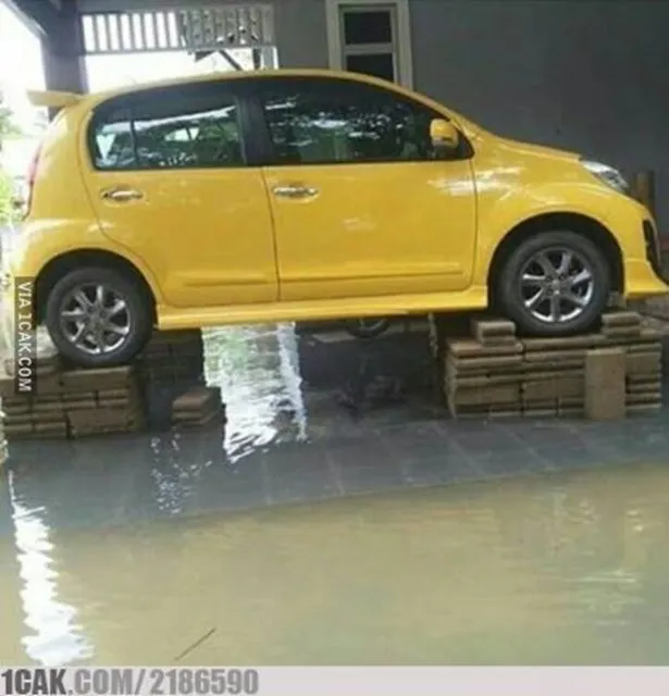 11 Potret Mitigasi Bencana Paling Lawak Saat Banjir Melanda. Gambaran Orang Kelewat Santai nih 13