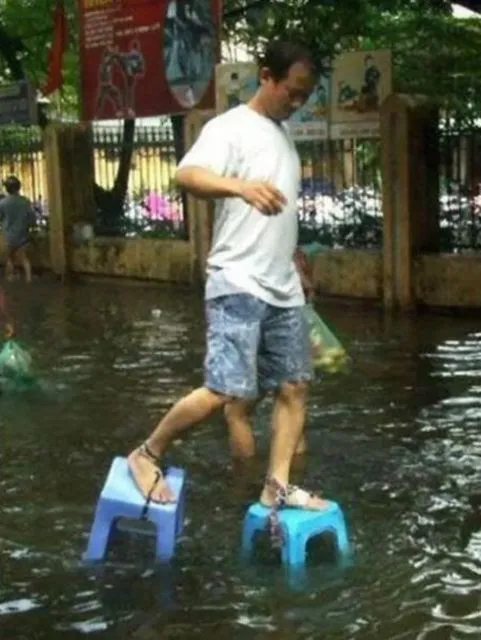 11 Potret Mitigasi Bencana Paling Lawak Saat Banjir Melanda. Gambaran Orang Kelewat Santai nih 19