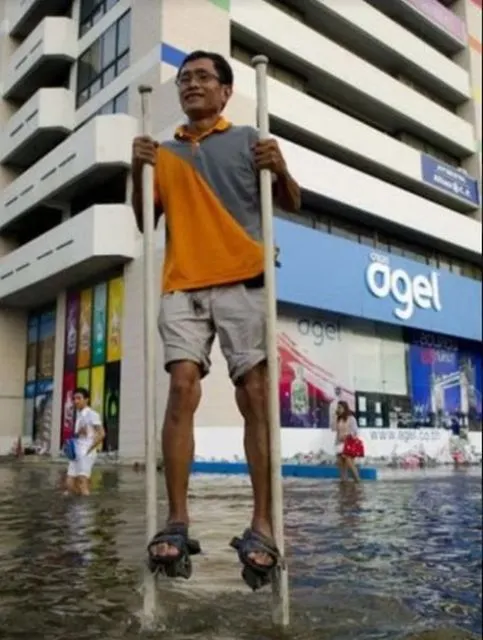 11 Potret Mitigasi Bencana Paling Lawak Saat Banjir Melanda. Gambaran Orang Kelewat Santai nih 15