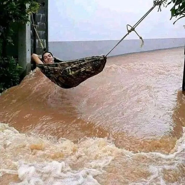 11 Potret Mitigasi Bencana Paling Lawak Saat Banjir Melanda. Gambaran Orang Kelewat Santai nih 14