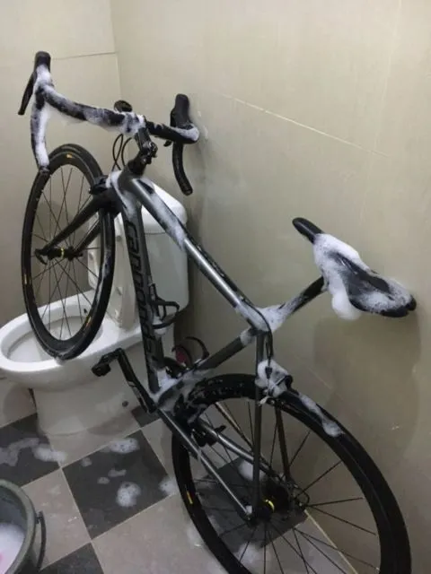 Penasaran Kenapa Cowok Kadang Betah Banget di Kamar Mandi? Ternyata ini Kegiatan Rahasia Mereka 16