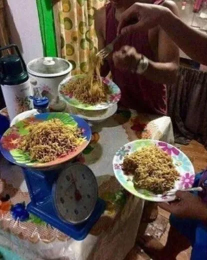 11 Potret Kocak Orang Saat Pakai Timbangan. Pada Nggak Tahu Cara Kerjanya atau Gimana sih? 14