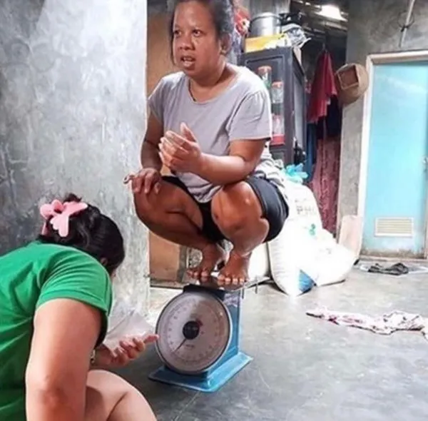 11 Potret Kocak Orang Saat Pakai Timbangan. Pada Nggak Tahu Cara Kerjanya atau Gimana sih? 13