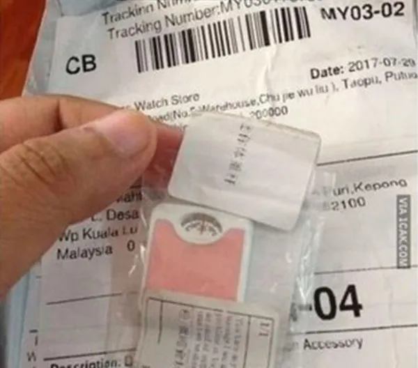 11 Potret Kocak Orang Saat Pakai Timbangan. Pada Nggak Tahu Cara Kerjanya atau Gimana sih? 20