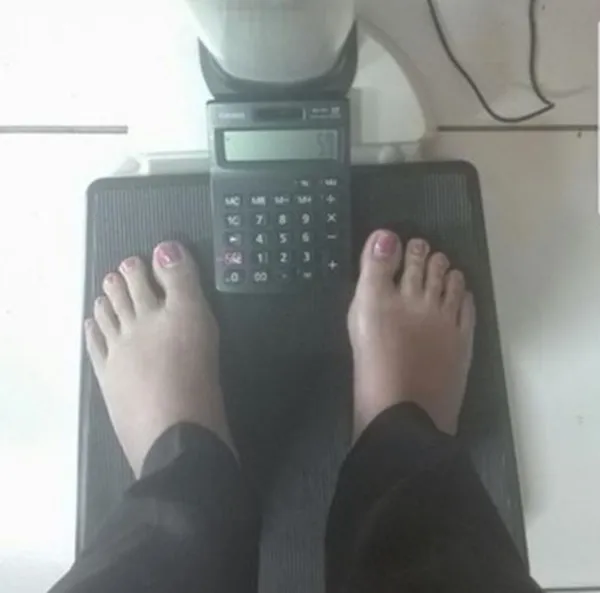 11 Potret Kocak Orang Saat Pakai Timbangan. Pada Nggak Tahu Cara Kerjanya atau Gimana sih? 19