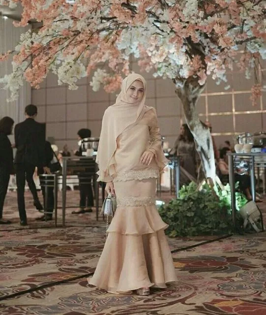 Mewah tapi Simpel, Ini 8 Kebaya Bernuansa Emas Buat Hijabers Demi Menyambut 2021! 16