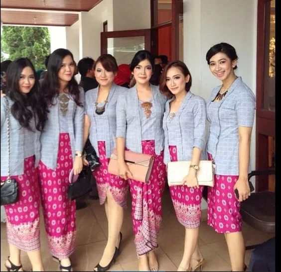 Pesona 9 Kebaya Kutu Baru Modern yang Masih Digemari di Penghujung Tahun. Super Anggun! 12