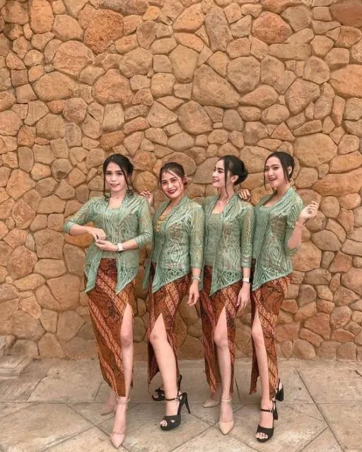 Pesona 9 Kebaya Kutu Baru Modern yang Masih Digemari di Penghujung Tahun. Super Anggun! 15