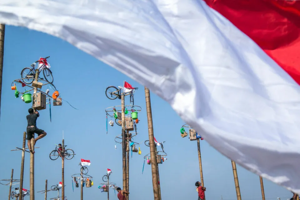 5 Alasan Lomba Panjat Pinang Mesti Dievaluasi. Nggak Semua Orang Sanggup Ikut, Bro! 8 Lomba panjat pinang