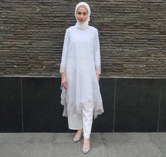 8 Potret Kebaya dan Celana Putih Buat Kondangan. Elegan dan Bisa Bikin Langsing! 12