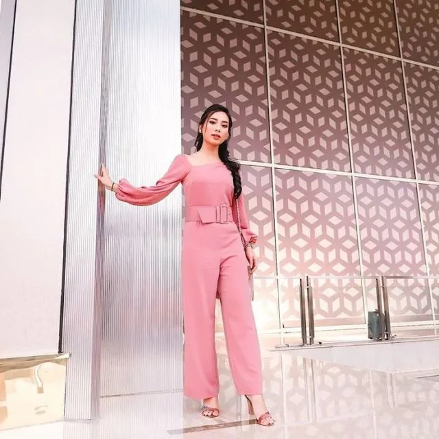 Feminin dan Nggak Norak, Ini 5 Trik Tampil Cantik dengan Busana Bernuansa Pink! 8